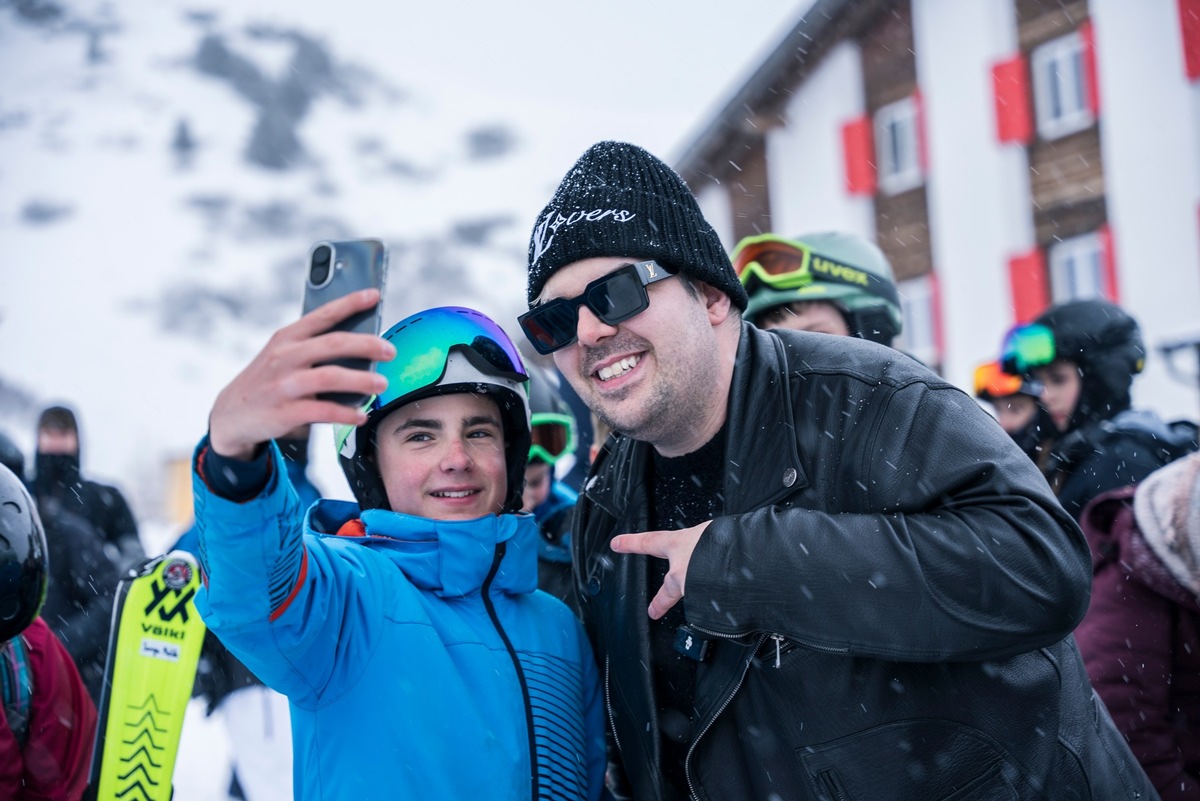 Steve Merson mit einem Fan am Community-Skitag in den Fideriser Heubergen