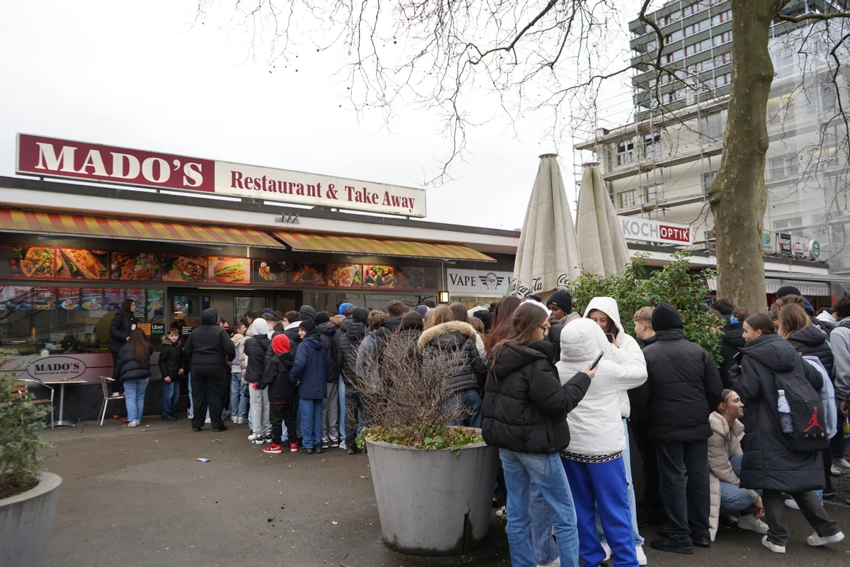 Steve Merson verteilt in Uster Gratis-Döner an seine Community